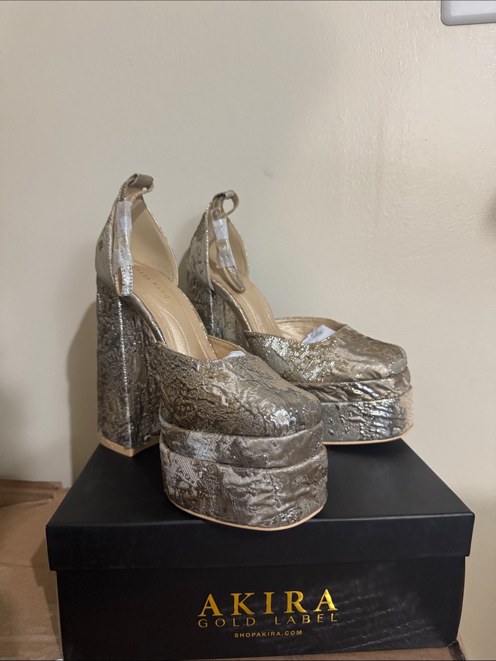 AKIRA AZALEA WANG ZIPPHORA GOLD MULTI BROCADE PLATFORM PUMP Size 8.58.5